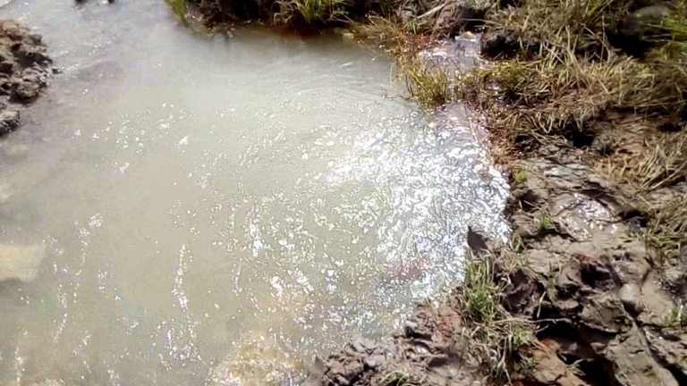 Sébi Gare : Un tuyau d&rsquo;eau endommagé fait l&rsquo;objet de débats et les habitants de cette localité haussent le ton (Vidéo)