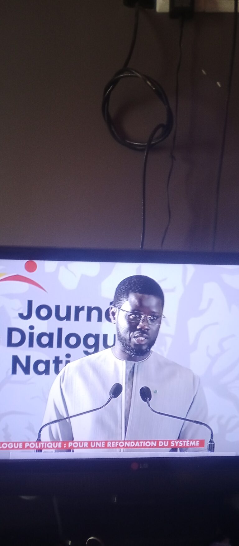 Ouverture du dialogue national : Anticiper au lieu  de réagir .