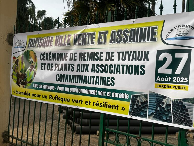 RUFISQUE VERTE ET ASSAINIE 800 plants et 480 tuyaux offerts à 46 associations communautaires